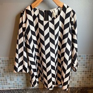 Lightweight black + off white top - Francesca’s